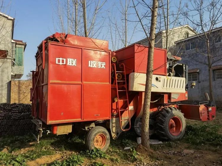 中聯(lián)收獲花生機(jī)，口碑銷量俱佳，農(nóng)機(jī)手賺錢